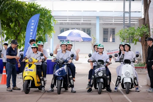 Gen Z 'say yes' với xe máy điện VinFast: 'Trendy', an toàn và tiết kiệm
