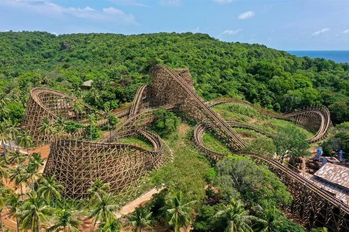 Vừa ra mắt ngày đầu năm, tàu lượn siêu tốc gỗ tại Hòn Thơm đã trở thành 'điểm check-in hot' của Phú Quốc