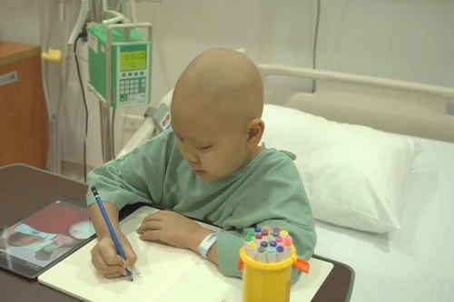 Vinmec thực hiện ca thay khớp tăng trưởng đầu tiên tại Việt Nam cho bệnh nhi ung thư xương