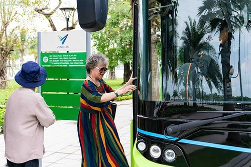 Háo hức khám phá xe buýt điện đầu tiên tại Việt Nam với những trải nghiệm “cực chất”