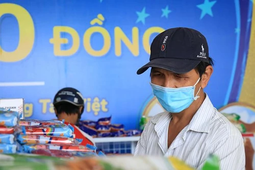 Người Sài Gòn cầm ‘tấm vé nghĩa tình’ mua thực phẩm miễn phí: Dịch này không lo đói