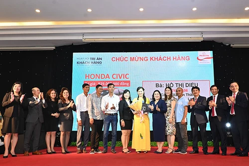 Ô tô Honda Civic trị giá gần 1 tỷ đồng đã được trao tận tay khách hàng của Prudential