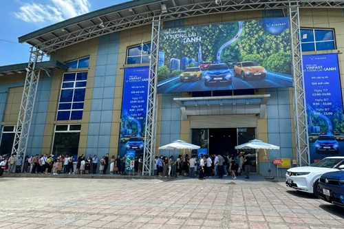Hàng ngàn người chen chân tới triển lãm VinFast ngay ngày đầu mở cửa