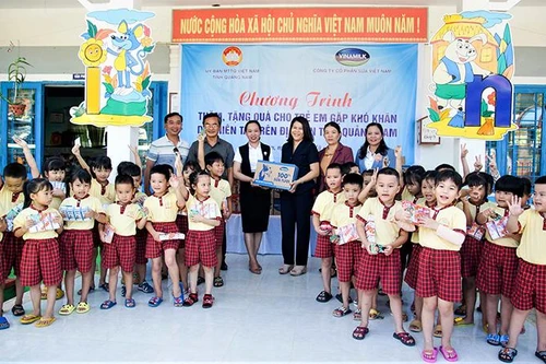 Vinamilk ủng hộ hơn 1 tỷ đồng sản phẩm dinh dưỡng cho các tỉnh miền Trung bị ảnh hưởng bởi lũ lụt