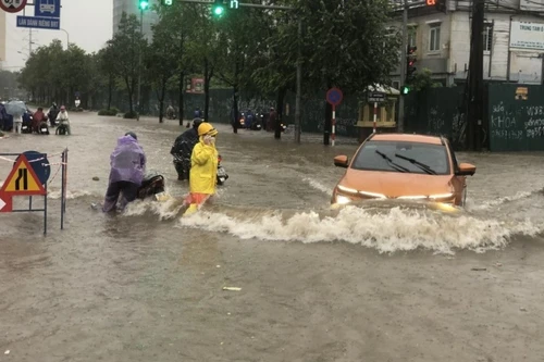 Đường phố Hà Nội thành sông sau mưa, xe điện lại ghi điểm cộng