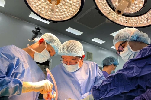 Ca mổ thay cùng lúc hai khớp gối, chấm dứt hơn 10 năm đau đớn cho nữ bệnh nhân 67 tuổi