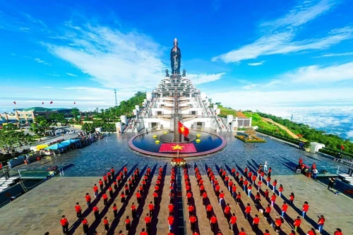 Núi Bà Đen tấp nập du khách, đỏ rực cờ hoa trong kỳ nghỉ lễ 2/9