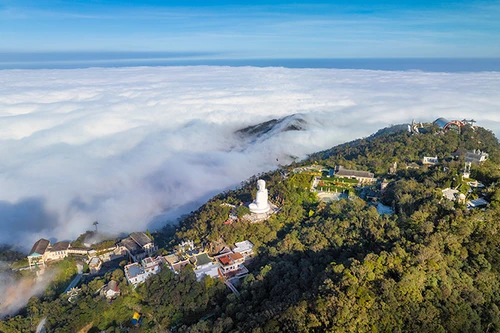 Choáng ngợp với vẻ đẹp siêu thực của biển mây tại Bà Nà