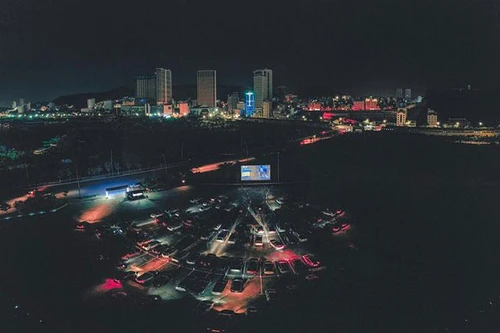 Rạp chiếu phim dành cho người trên ô tô giảm giá vé chỉ còn 50.000 đồng cho người dân Quảng Ninh