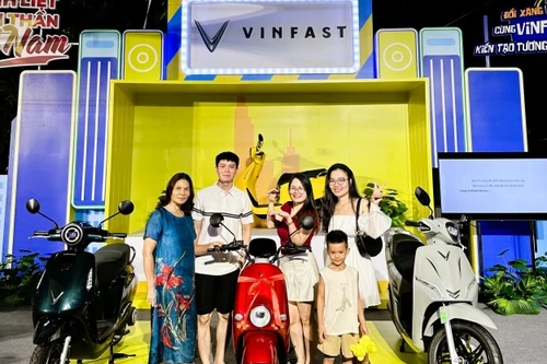 Mua VinFast Evo200, trúng thưởng thêm Motio, chủ xe dùng luôn 2 xe để 'lan tỏa sống xanh'