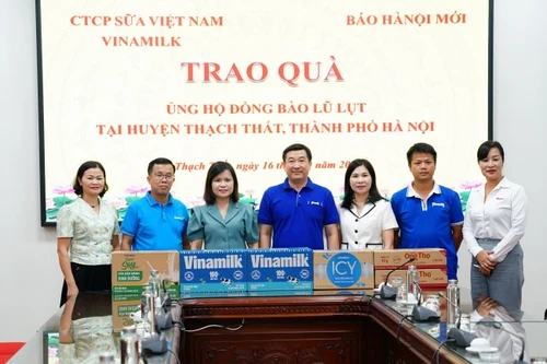 Vinamilk hỗ trợ, động viên người dân và trẻ em các vùng ngập lụt sau bão