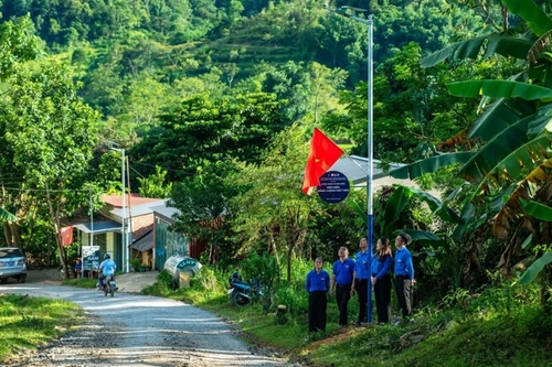 830 cột đèn năng lượng mặt trời và hành trình gieo mầm xanh của tuổi trẻ Việt