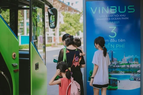 Người Hà Nội đi muôn nơi, rong chơi thỏa thích trên xe buýt điện VinBus