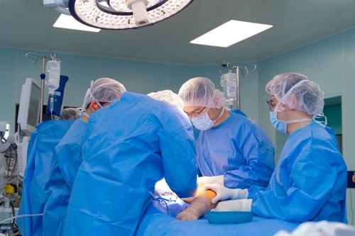 Bước tiến y học: Bệnh nhi 12 tuổi đầu tiên tại Việt Nam được thay khớp háng toàn phần