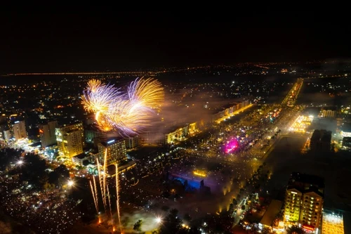 Hàng trăm ngàn người háo hức ngắm pháo hoa, vui chơi tại quảng trường biển Sầm Sơn