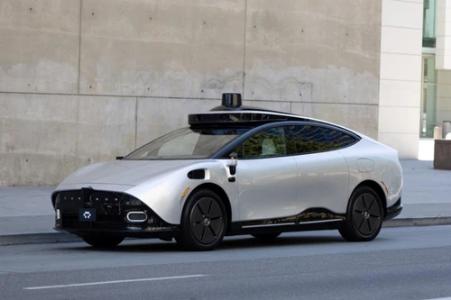 Xe điện tự lái đầu tiên trên thế giới 'Made-by-VinFast' gây tò mò ở Trung Đông