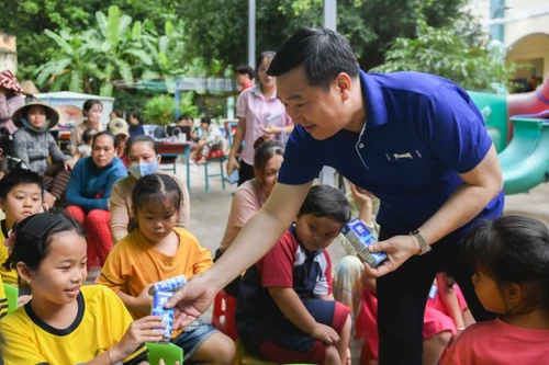 Vinamilk thắp sáng mùa trăng, gửi trọn yêu thương đến trẻ em Việt