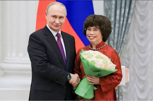 Anh hùng Lao động Thái Hương được Tổng thống Liên bang Nga Vladimir Putin trực tiếp trao tặng Huân chương Hữu nghị