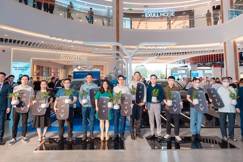 VinFast chính thức bàn giao xe VF 5 Plus cho khách hàng