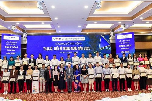 Vingroup trao học bổng gần 40 tỷ đồng đào tạo Thạc sĩ, Tiến sĩ Khoa học công nghệ