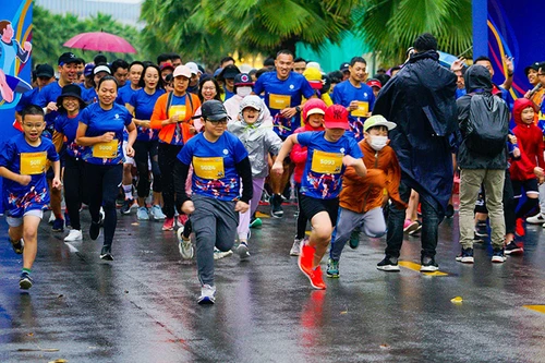 Bùng nổ ngày hội thể thao đầu tiên bên bờ biển giữa trung tâm Thủ đô