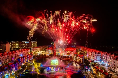 Ngắm 'siêu đại tiệc' của 'Vũ trụ Vin' từ Bắc vào Nam thu hút gần 900 nghìn người dịp năm mới 2024