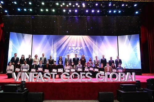 Trường đại học VinUni trao giải cho sinh viên thế giới tham dự cuộc thi “Giải bài toán kinh doanh toàn cầu”