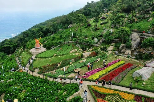 Hoa hậu Ngọc Châu rạng rỡ đạp xe, thăm núi Bà Đen khi trở về Tây Ninh