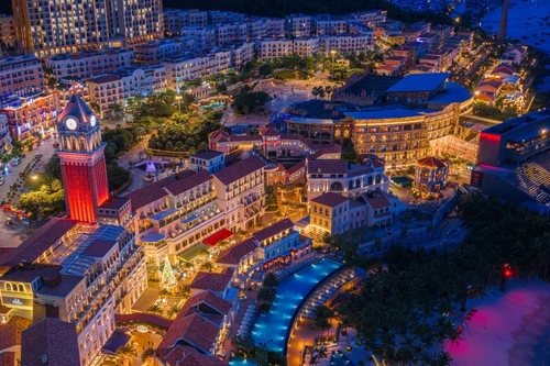 Hàng nghìn du khách hòa trong lễ thắp sáng cây thông tại Phú Quốc