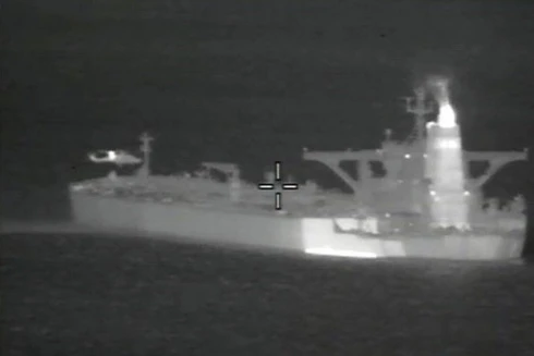 [ẢNH] Nguy cơ chiến tranh cận kề khi đặc nhiệm Anh đột kích bắt giữ tàu chở dầu Iran