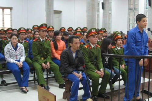 Ổ nhóm bán lẻ ma túy gắn với dịch vụ cung ứng tiếp viên quán karaoke hầu tòa