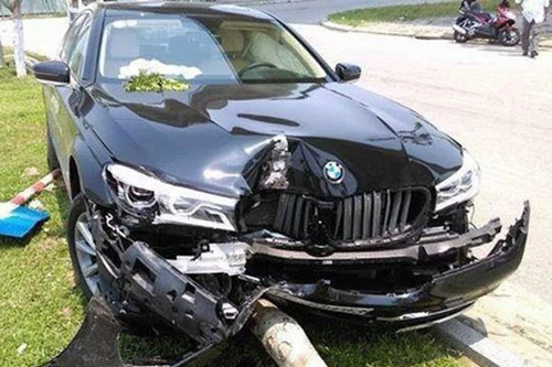 Audio 11-4-2016: Showroom "dở khóc dở cười" nhìn chiếc BMW nát đầu ngày ra mắt