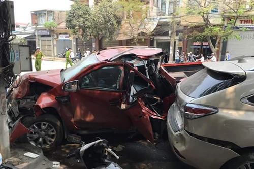 Xe container tuột rơ-moóc gây tai nạn liên hoàn khiến 1 phụ nữ chết thảm