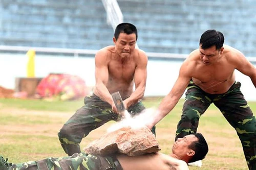 Bộ đội biên phòng Việt Nam thể hiện khả năng "mình đồng, da sắt"