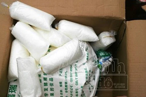 Bắt giữ đối tượng sản xuất bột ngọt, bột giặt giả bằng nguyên liệu trôi nổi từ Trung Quốc