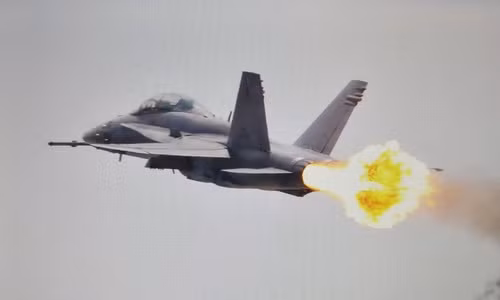 [ẢNH] Chiếc F/A-18D Malaysia bùng lửa sau khi va phải chim
