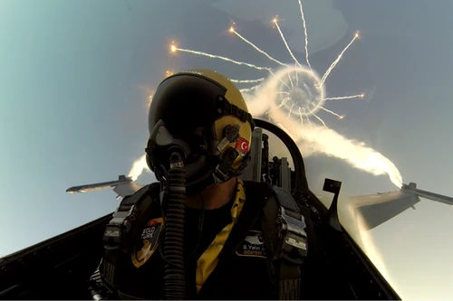 [ẢNH] F-16D Pakistan bị MiG-21 bắn hạ, phi công nhảy dù nhưng bị dân đánh chết vì nhầm?