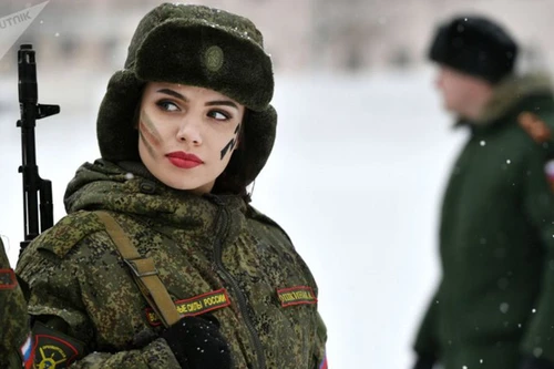 [ẢNH] Vẻ đẹp lạnh lùng chết người của nữ binh sĩ Bạch Dương