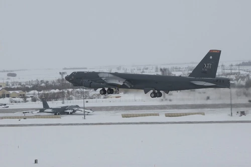 [ẢNH] Huấn luyện B-52 trong băng tuyết, rồi bay áp sát Nga, Mỹ đang toan tính điều gì?