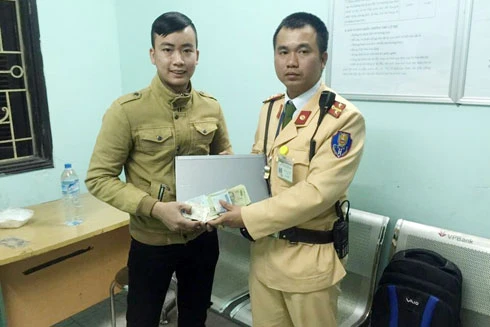CSGT trao trả lại nam sinh viên chiếc balo đánh rơi chứa tài sản giá trị