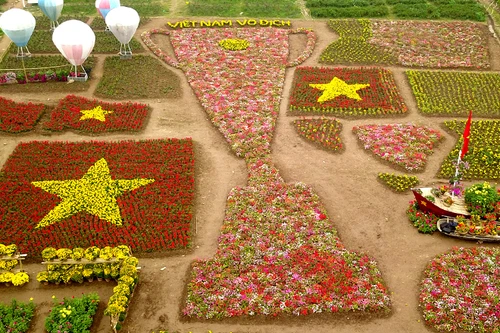 Ngắm Asian Cup làm từ hàng vạn cây hoa ở Hà Nội