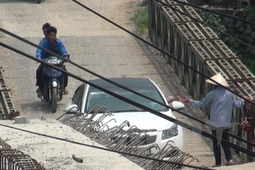 Ngỡ ngàng cầu tạm qua sông thu phí "chui" cả tỷ đồng mỗi năm