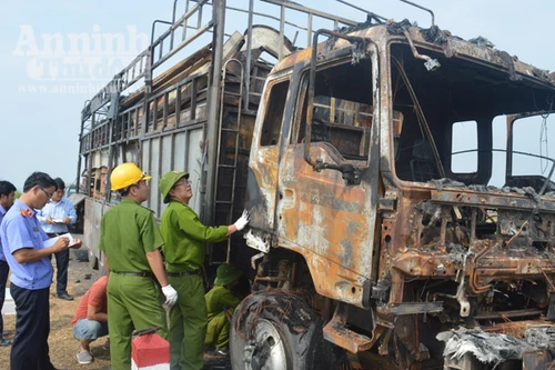 Nửa đêm, ô tô tải bất ngờ bốc cháy chỉ còn trơ khung