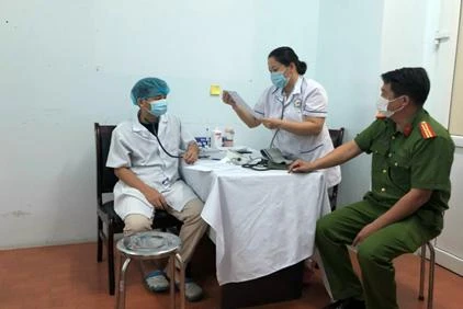 Những “chiến sĩ áo trắng” của Công an Hà Nội trên tuyến đầu chống dịch