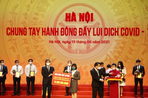 Geleximco và ABBANK trao 20 tỷ đồng đóng góp cho Quỹ vaccine phòng Covid-19 