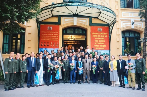 Công an Hà Nội chúc mừng văn nghệ sỹ, trí thức Thủ đô 