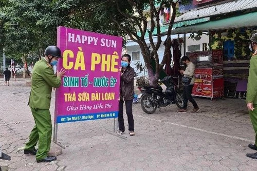 Hà Nội: Lực lượng Công an cơ sở triển khai tuyên truyền, nhắc nhở các hộ kinh doanh chấp hành yêu cầu phòng chống Covid, từ 0h ngày 16-2