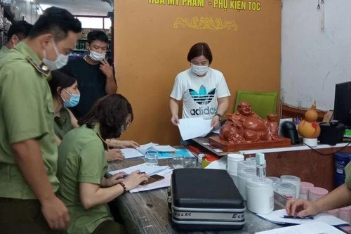 Tuyên truyền, chấn chỉnh thiếu sót tại hàng loạt cơ sở kinh doanh mỹ phẩm