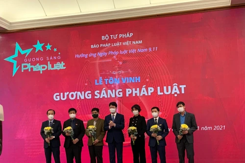 Tôn vinh 50 Gương sáng pháp luật