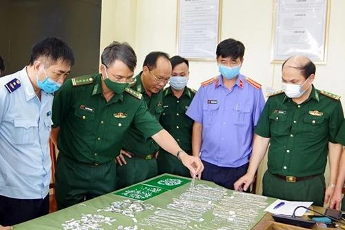 Cú ném trên biển của thuyền viên, lộ chiếc túi vải trị giá…15 tỷ đồng